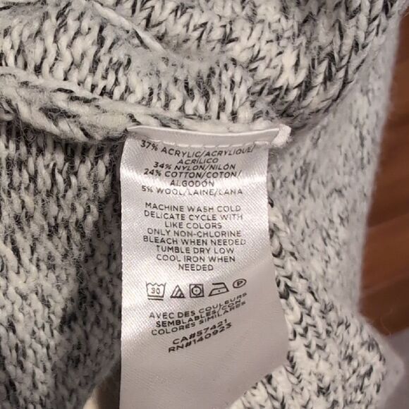 Lou & Grey Gray and Black Crew Neck Sweater with Bold Design - Picture 4 of 6